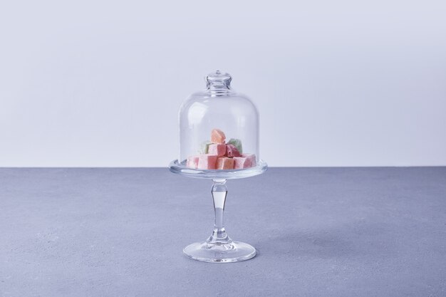 Doces de marmelada em um copo de vidro com tampa de vidro.