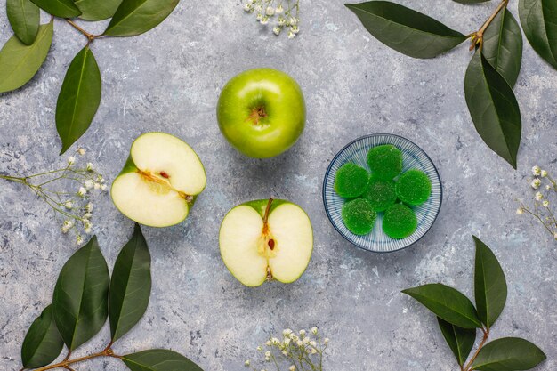 Doces de marmelada verde-maçã em açúcar. Sobremesa saudável para gourmets.