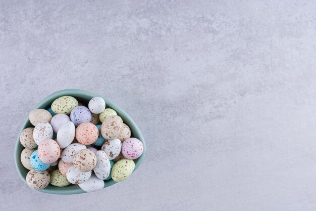 Doces de pedra coloridos em bandejas em fundo de concreto. Foto de alta qualidade