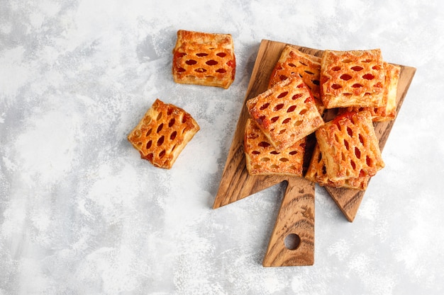 Doces deliciosos biscoitos com geléia de frutas, vista superior