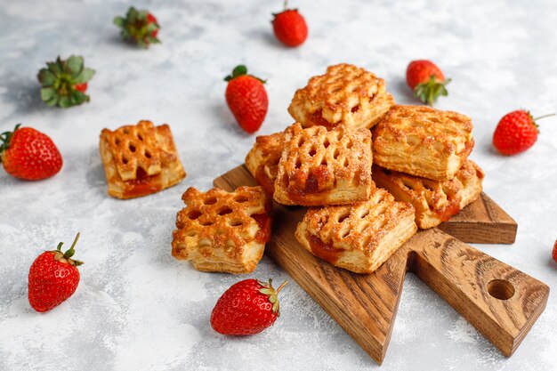 Doces deliciosos biscoitos de morango com stawberries maduros, vista superior