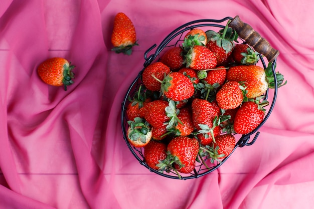 Doces deliciosos morangos na cesta, vista superior