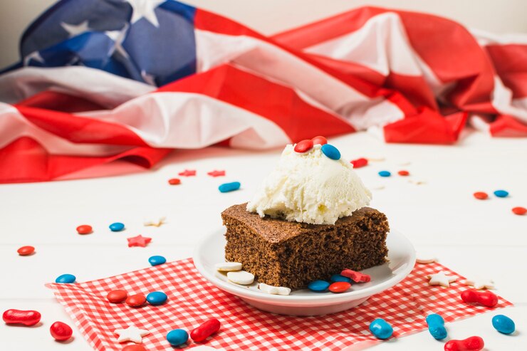 Foto grátis doces doces serviram com bolo e sorvete colher na frente da bandeira eua na mesa branca