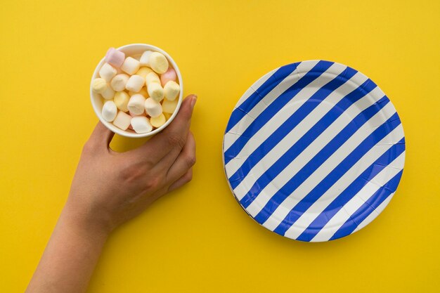Doces em copo de papel e prato