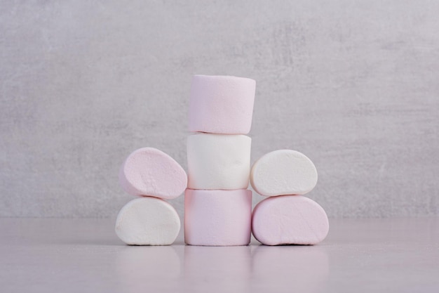 Foto grátis doces marshmallows brancos na mesa branca.