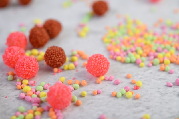 Foto grátis doces muito coloridos colocados sobre uma superfície branca.