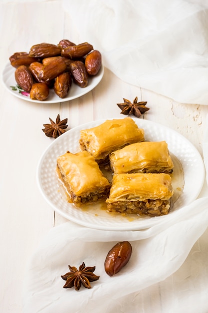 Foto grátis doces orientais com fruta de datas na mesa