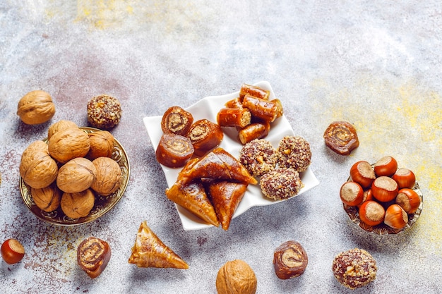 Doces orientais, delícias turcas tradicionais variadas com nozes.