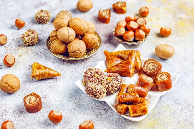 Foto grátis doces orientais, delícias turcas tradicionais variadas com nozes.