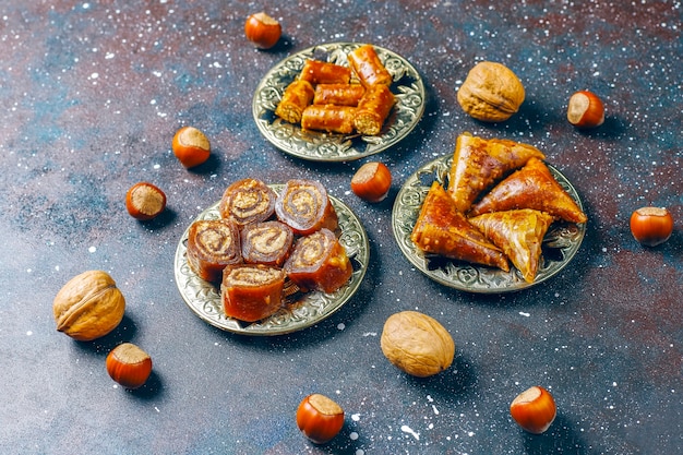 Foto grátis doces orientais, delícias turcas tradicionais variadas com nozes.