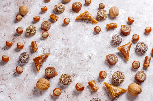 Foto grátis doces orientais, variedade tradicional de delícias turcas com nozes.