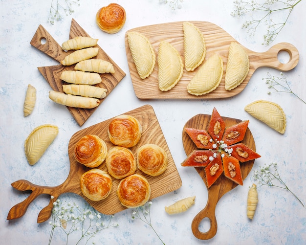 Doces tradicionais do azerbaijão shakarbura, bakhlava, qogal, biscoitos de mutaki, feriado do azerbaijão novruz.