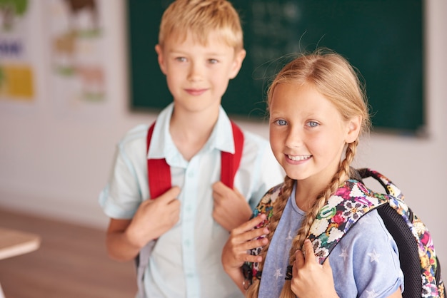 Foto grátis dois alunos na classe