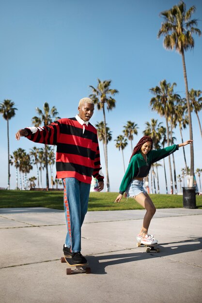 Dois amigos andando de skate lá fora no parque