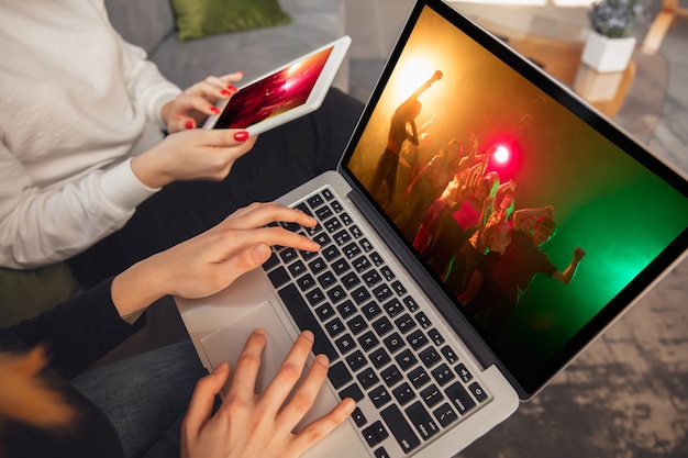 Foto grátis dois amigos assistindo festa online, tv ou cinema junto com dispositivos