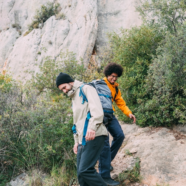 Foto grátis dois amigos caminhando juntos