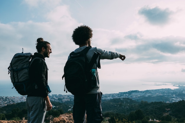 Dois amigos caminhando juntos