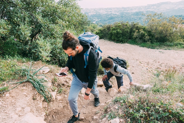 Foto grátis dois amigos caminhando juntos