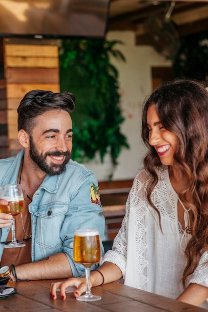 Foto grátis dois amigos com cerveja