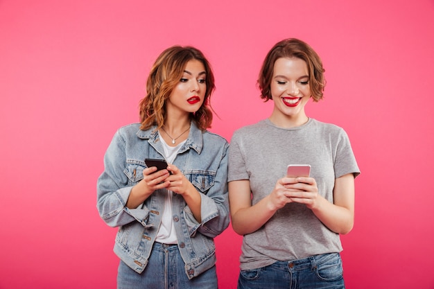 Foto grátis dois amigos de belas senhoras conversando por telefone.