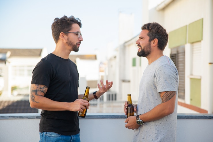 Foto grátis dois amigos do sexo masculino animado com discussão