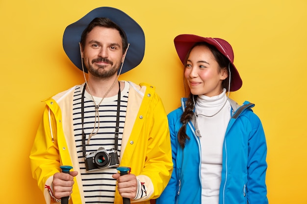 Dois amigos estão viajando, gostam de passar o tempo juntos, sendo turistas experientes