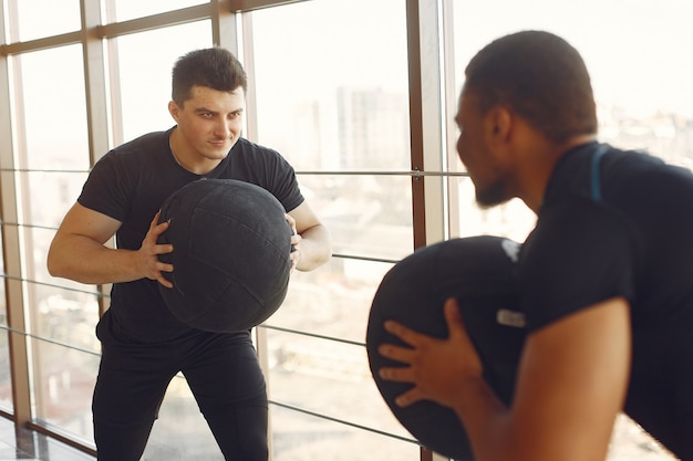 Foto grátis dois amigos internacionais estão envolvidos em uma academia