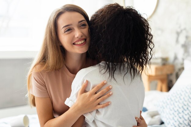 Dois amigos sorridentes se abraçando