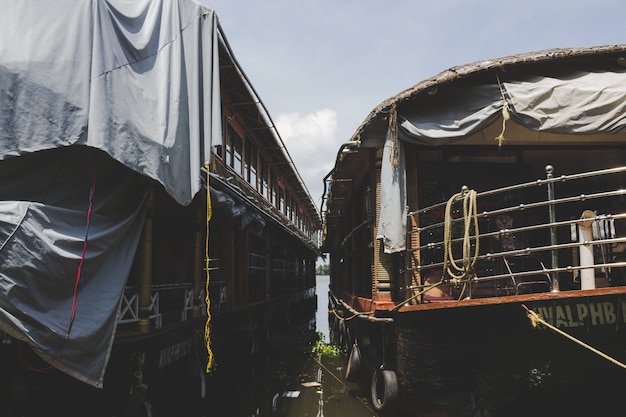 Dois barcos de casa encaixados um ao lado do outro