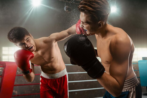 Dois boxeadores estão lutando no ringue de boxe profissional