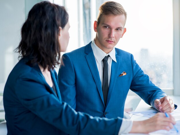 Dois, businesspeople, olhando um ao outro, em, escritório