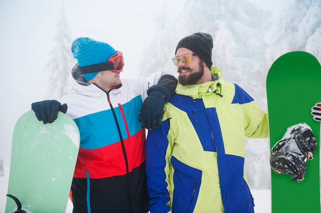 Dois caras com snowboards durante as férias de inverno