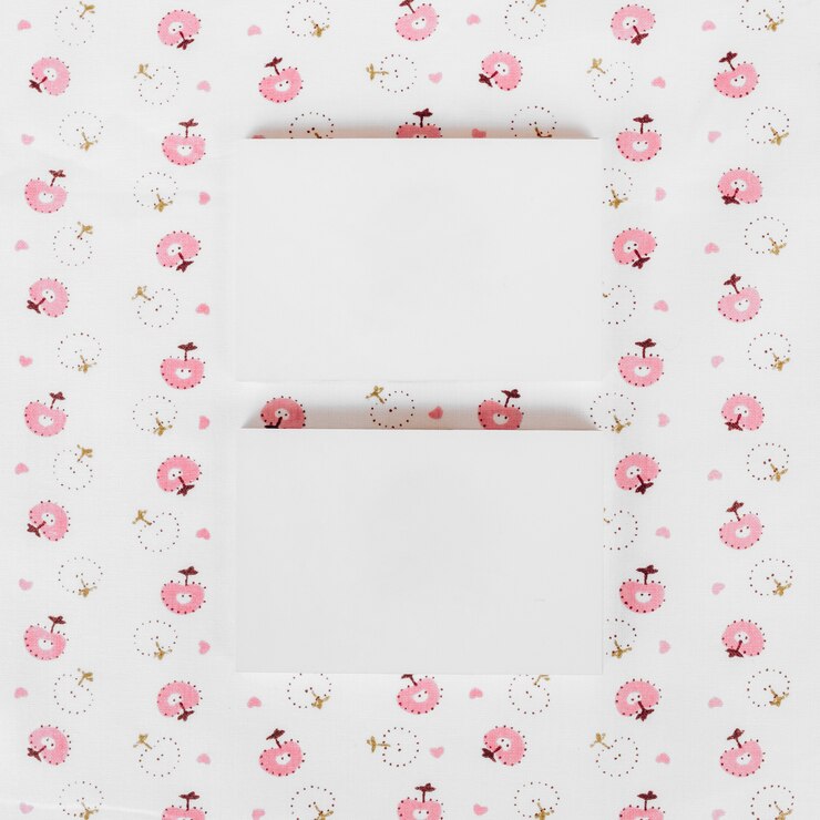 Foto grátis dois cartão bonito no fundo consideravelmente floral para o casamento
