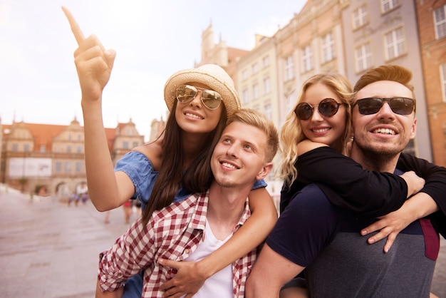 Foto grátis dois casais visitando a cidade