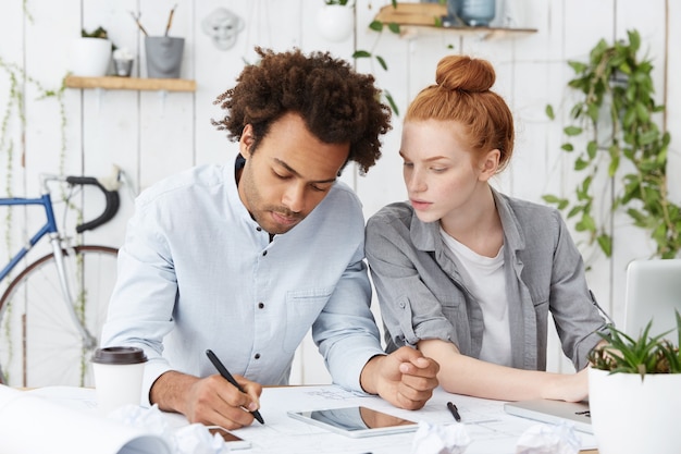 Foto grátis dois colegas criativos trabalhando juntos na mesa do escritório