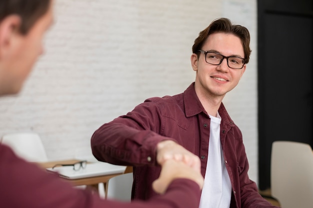 Dois colegas de classe batendo os punhos um no outro durante o estudo em grupo