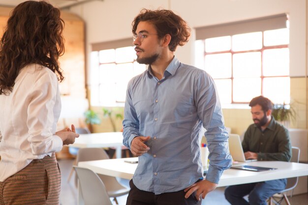 Dois colegas de trabalho discutindo sobre o projeto