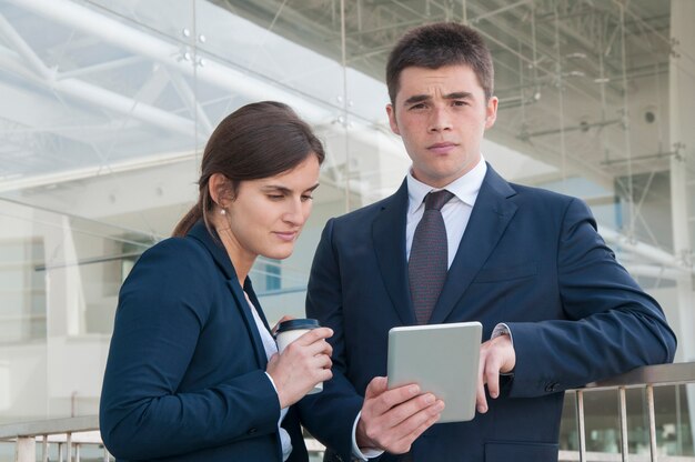 Dois colegas de trabalho estudando relatórios