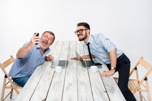 Foto grátis dois colegas tirando a foto para eles auto sentado no escritório