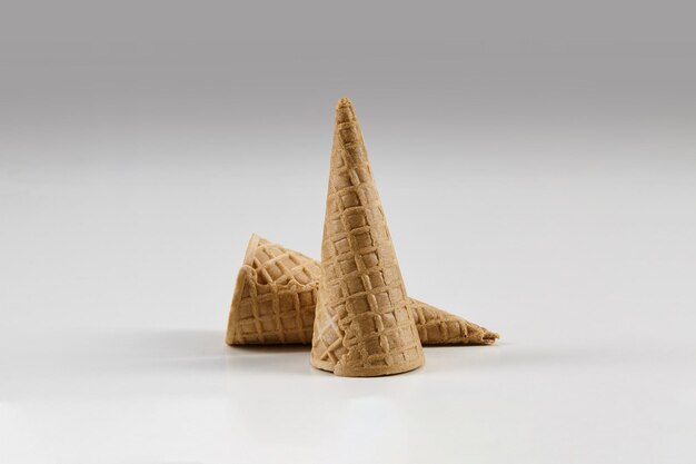 Dois cones de bolacha vazios e pequenos para sorvete isolados em branco. Conceito de comida, guloseimas. Maquete, modelo para sua publicidade e design. Fechar-se