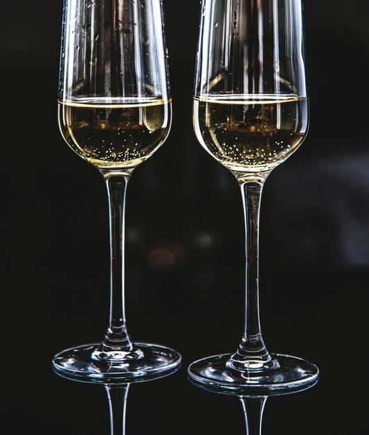 Dois copos de vinho espumante