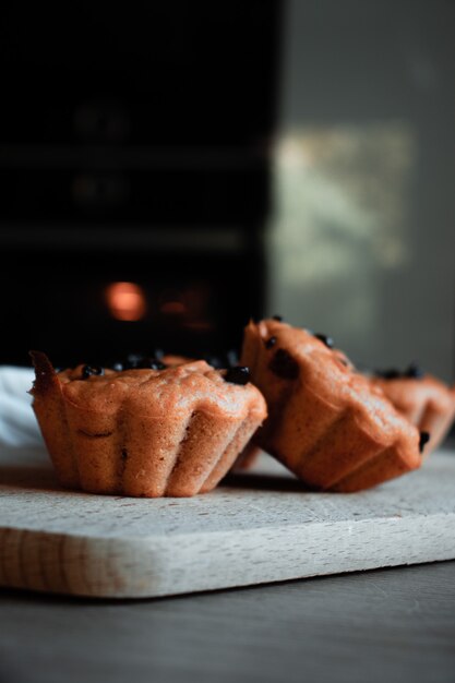 Dois cupcakes marrons com frutas