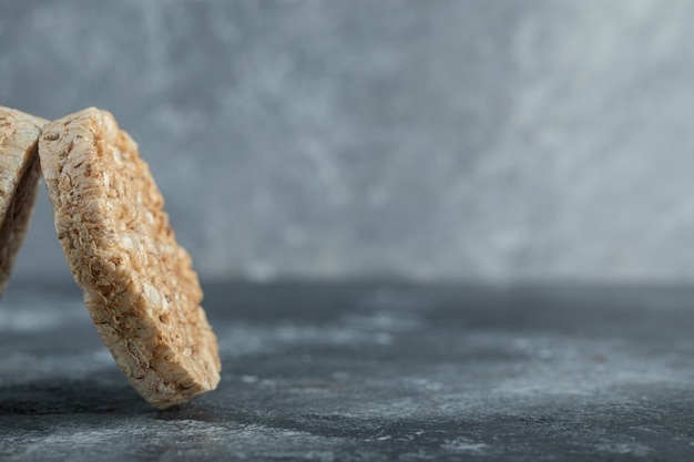 Dois deliciosos pães crocantes na superfície de mármore