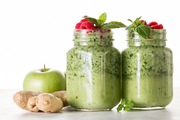 Dois deliciosos smoothies verdes