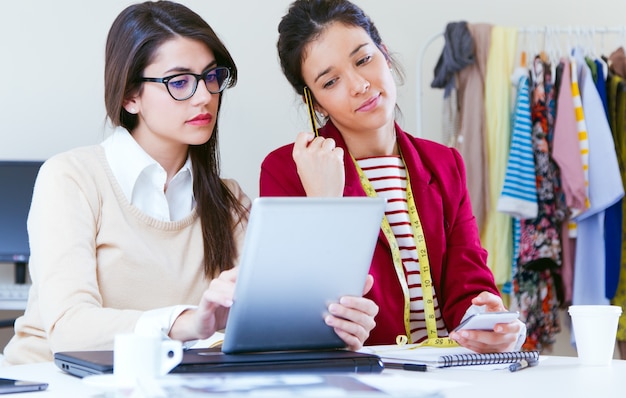 Dois designers meninas que trabalham no escritório