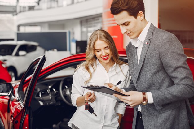 Dois, elegante, mulher, em, um, car, salão