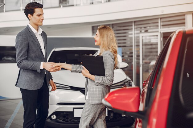 Dois, elegante, mulher, em, um, car, salão