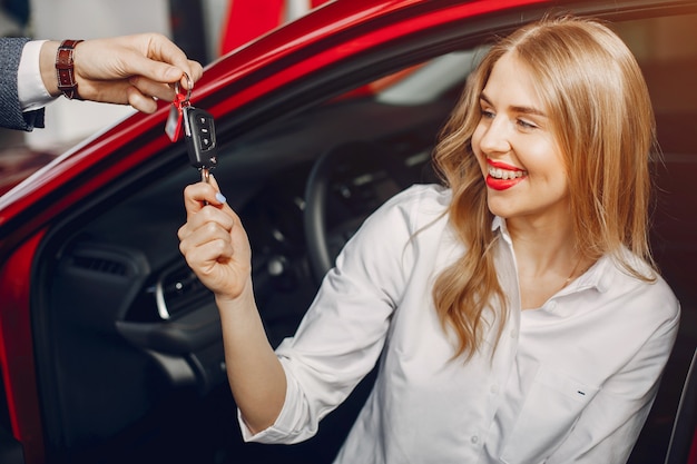 Dois, elegante, mulher, em, um, car, salão