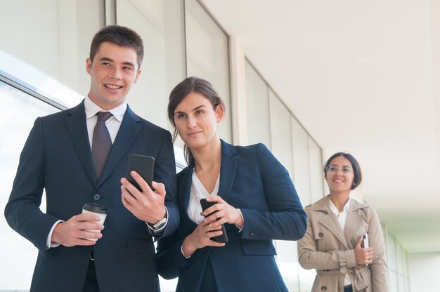 Dois, empregados, esperando, seu, colega