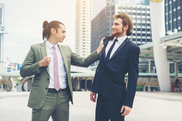 Dois empresários se irritam tentando chegar a um acordo.